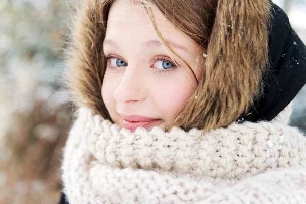 Молода жінка на відкритому повітрі взимку — стокове фото