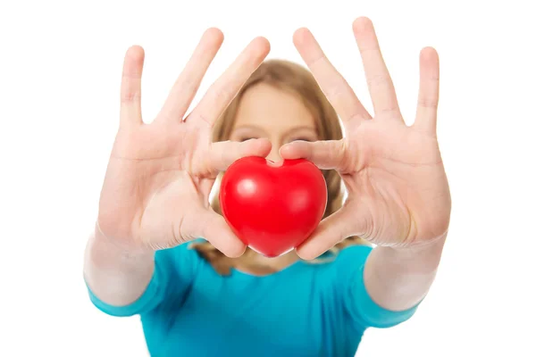 Young woman holding heart model — Stock Photo, Image