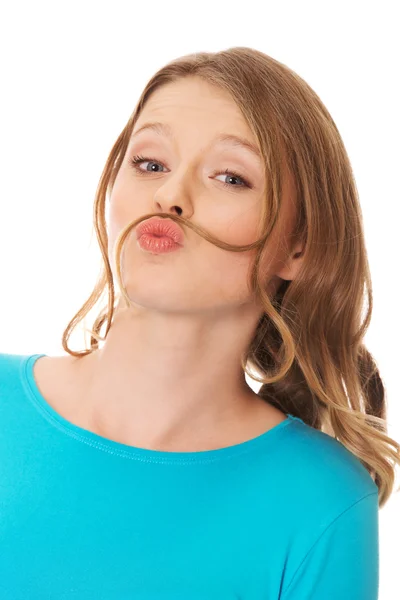 Щаслива молода жінка з вусами для волосся — стокове фото