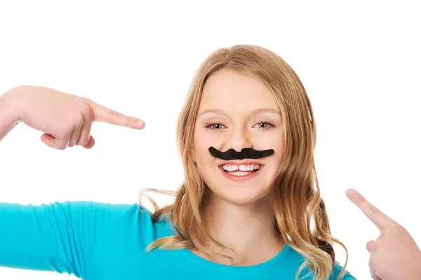 Glad ung kvinna med en mustasch — Stockfoto