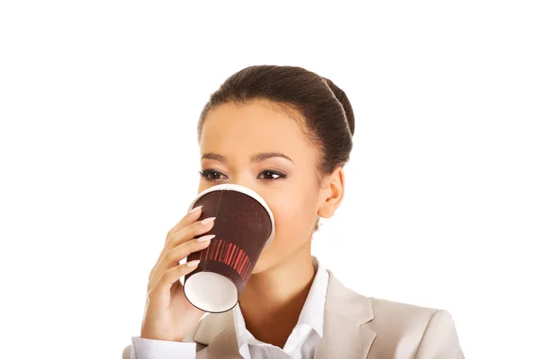 Geschäftsfrau trinkt Kaffee. — Stockfoto