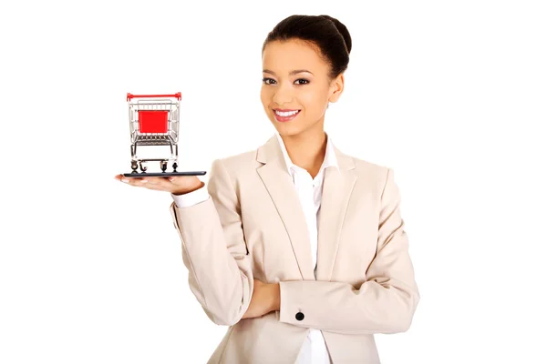 Empresária com carrinho de compras e tablet . — Fotografia de Stock