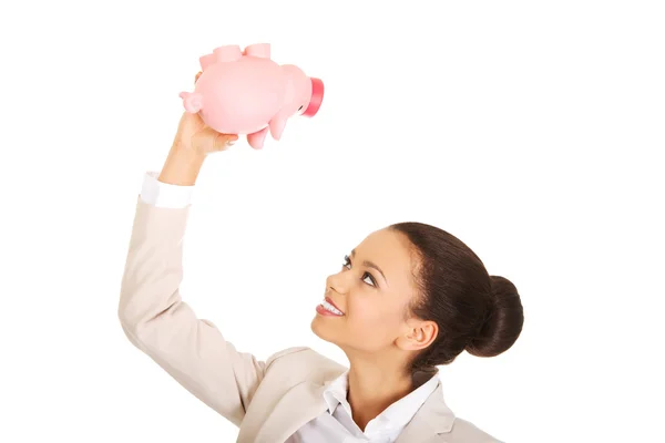 Zakelijke vrouw schudden spaarpot. — Stockfoto