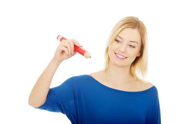 Mujer joven escribiendo con lápiz . — Foto de Stock