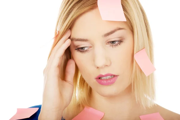 Frau mit klebrigen Scheinen. — Stockfoto