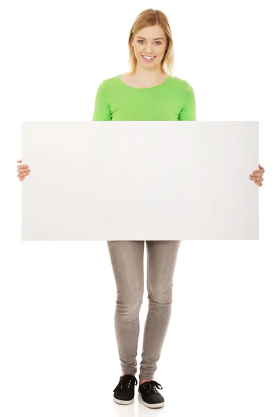 Ευτυχισμένη γυναίκα με λευκό πίνακα. — Φωτογραφία Αρχείου