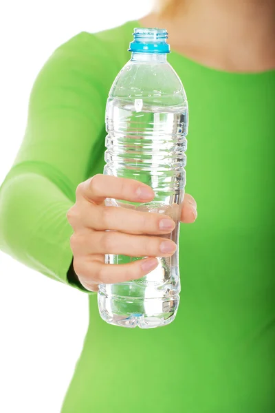 Frau in der Hand einer Flasche Wasser. — Stockfoto