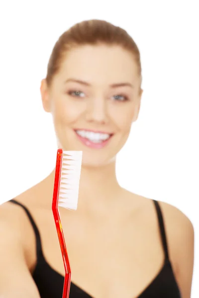 Mujer con cepillo de dientes de gran tamaño . — Foto de Stock