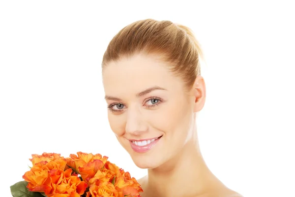 Mulher sorridente com rosas frescas . — Fotografia de Stock