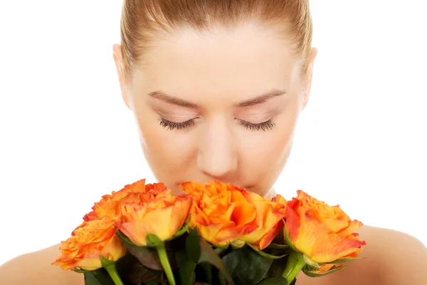 Mulher sorridente com rosas frescas . — Fotografia de Stock