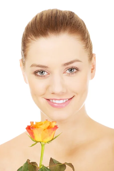 Lächelnde Frau mit frischer Rose. — Stockfoto