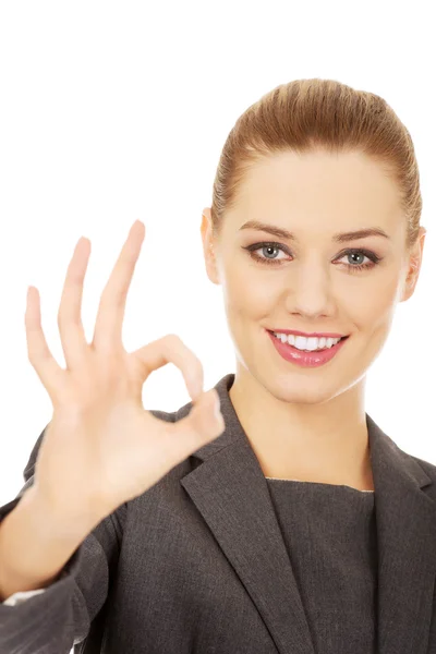 Mujer de negocios mostrando señal de mano perfecta . —  Fotos de Stock