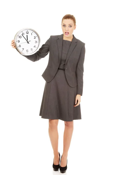 Chockad affärskvinna med en klocka. — Stockfoto