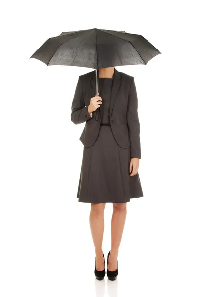 Geschäftsfrau mit Regenschirm. — Stockfoto