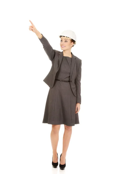 Mujer de negocios en sombrero duro apuntando hacia arriba . —  Fotos de Stock