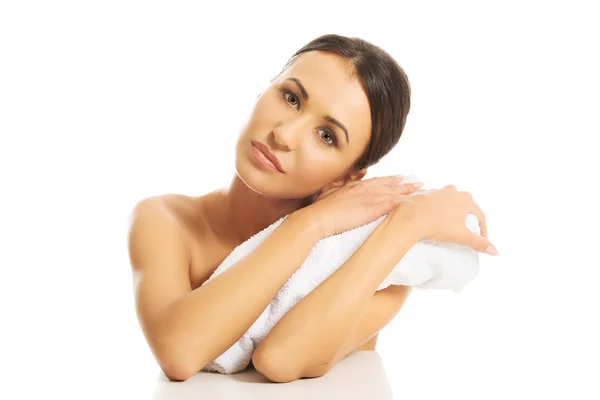 Piękna kobieta opiera głowę na ręcznik walcowane — Zdjęcie stockowe