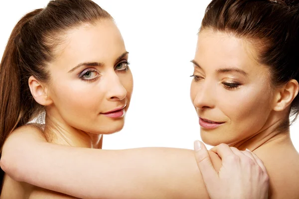 Dos hermanas con maquillaje abrazando . — Foto de Stock