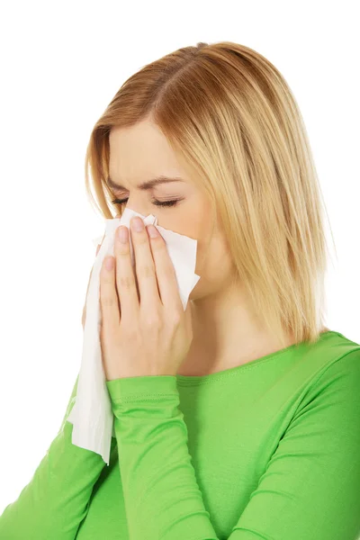 Vrouw niezen aan weefsel. — Stockfoto