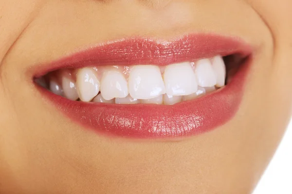 Boca das mulheres com sorriso perfeito . — Fotografia de Stock