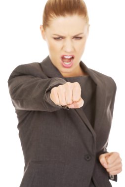 Çığlık ve onu yumruk sallayarak işkadını.