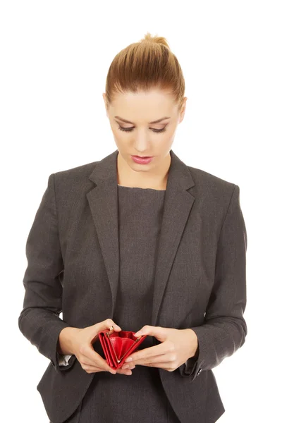 Unzufriedene Frau blickt in ihre Brieftasche. — Stockfoto