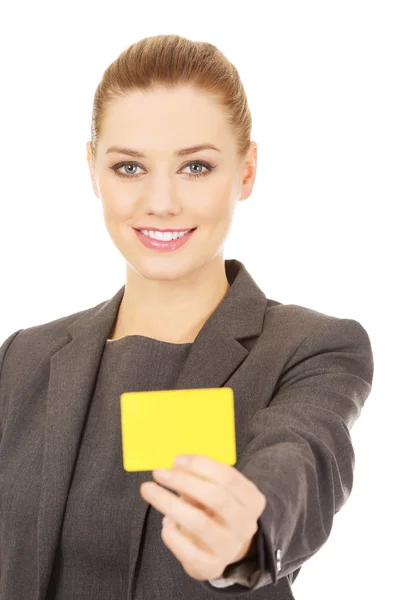 Empresária segurando cartão em branco. — Fotografia de Stock