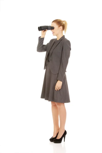 Businesswoman looking through binoculars. — Stock Photo, Image