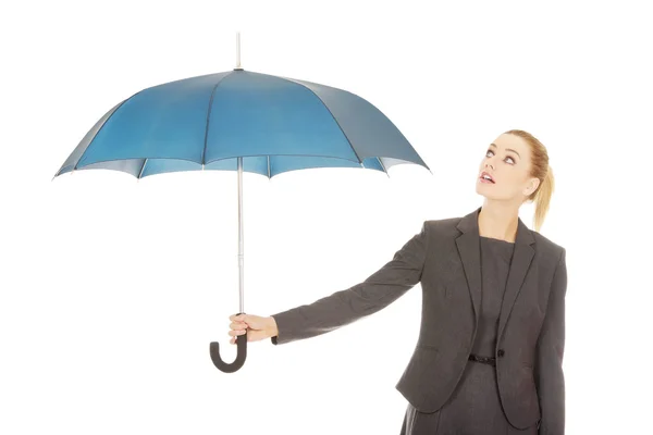 Бізнес-леді тримає парасольку . — стокове фото