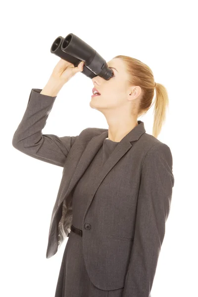 Businesswoman looking through binoculars. — Stock Photo, Image