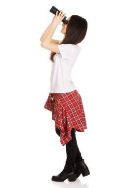 Dürbünlü genç kadın.