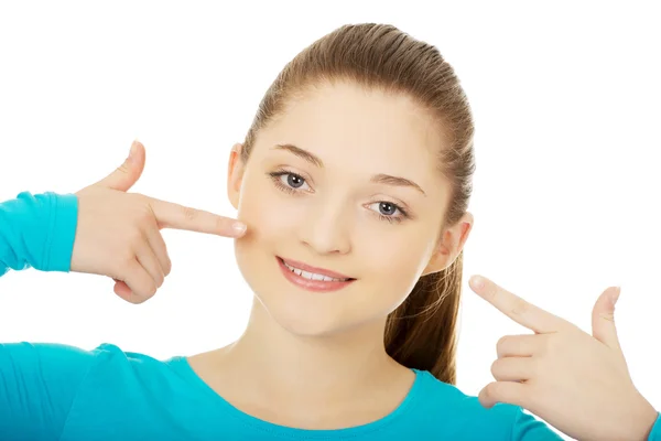 Teenage pointing at toothy smile. — Stock Photo, Image