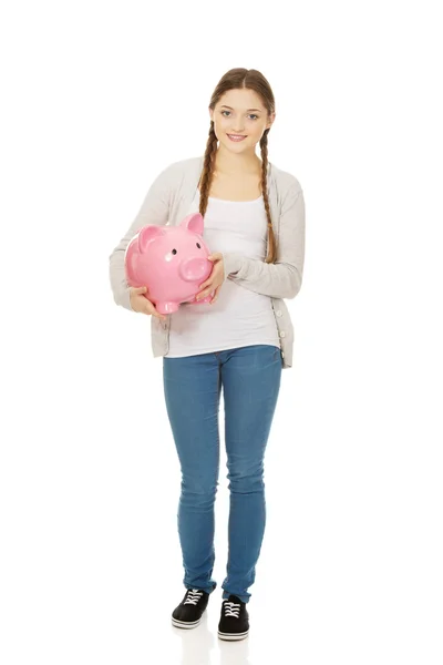 Teenager hält Sparschwein. — Stockfoto