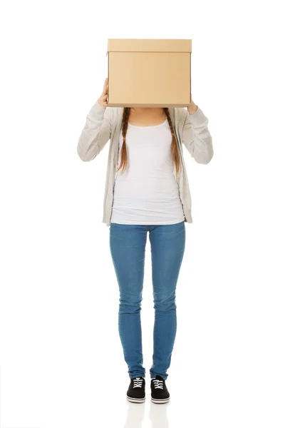 Teen Frau bedeckt Gesicht mit einer Schachtel. — Stockfoto