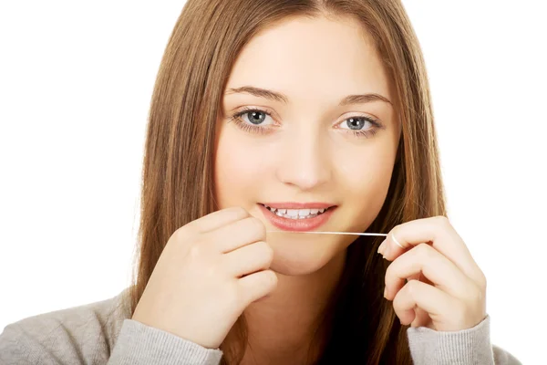 Mujer adolescente con hilo dental . —  Fotos de Stock