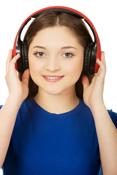 Kvinna med hörlurar lyssnar på musik. — Stockfoto