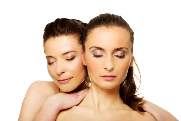 Twee zusters met make-up en ogen gesloten. — Stockfoto