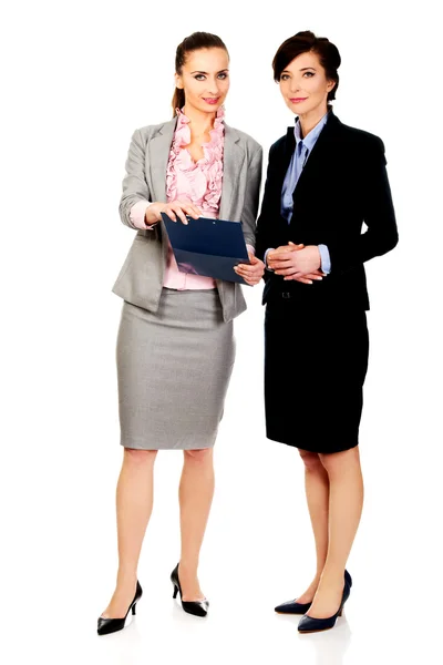 Businesswomans drží notebook. — Stock fotografie