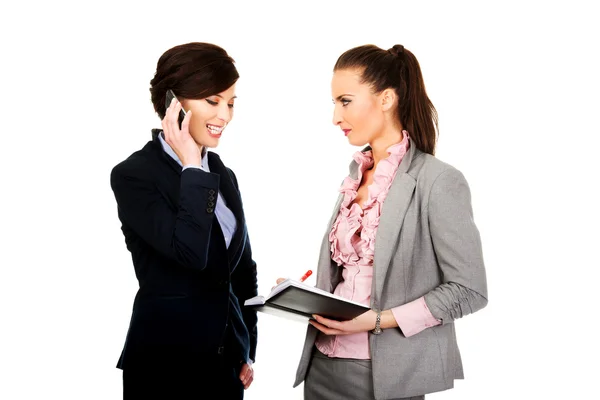 Twee businesswomans met elkaar te bespreken. — Stockfoto