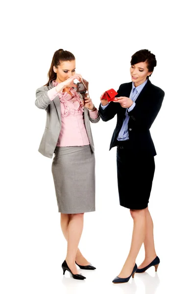 Zwei Geschäftsfrauen mit leeren Portemonnaies. — Stockfoto