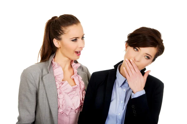 Empresária gritando com seu parceiro cansado . — Fotografia de Stock