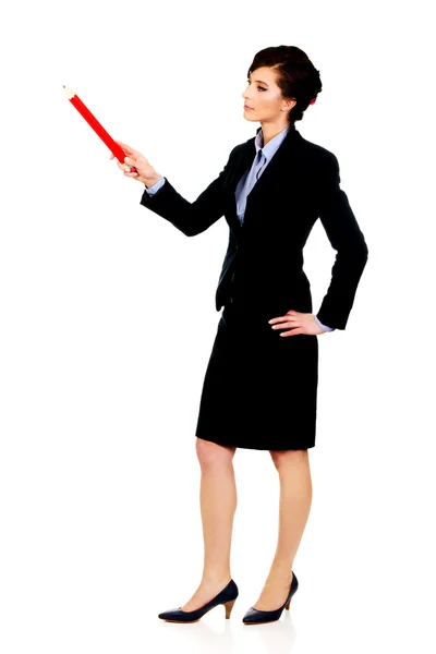 Femme d'affaires pointant vers le haut avec crayon . — Photo