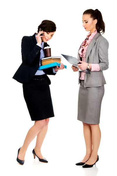 Två businesswomans diskuterar med varandra. — Stockfoto