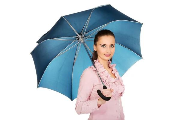 Zakenvrouw houdt blauw paraplu. — Stockfoto
