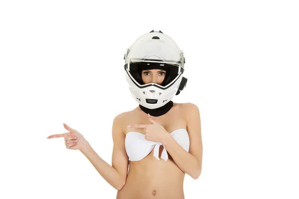 Kvinna i motorcycle helmet. — Stockfoto