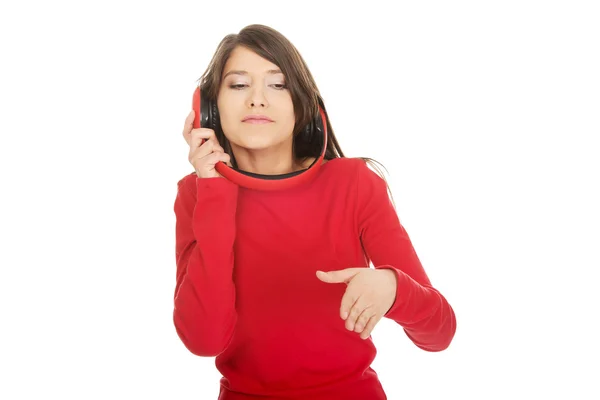 Frau mit Kopfhörer hört Musik. — Stockfoto