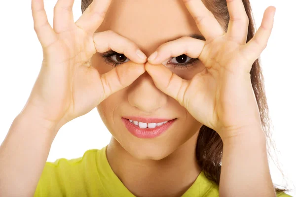 Junge Frau macht das perfekte Zeichen auf Auge. — Stockfoto