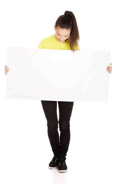 Jovem mulher feliz com placa em branco . — Fotografia de Stock