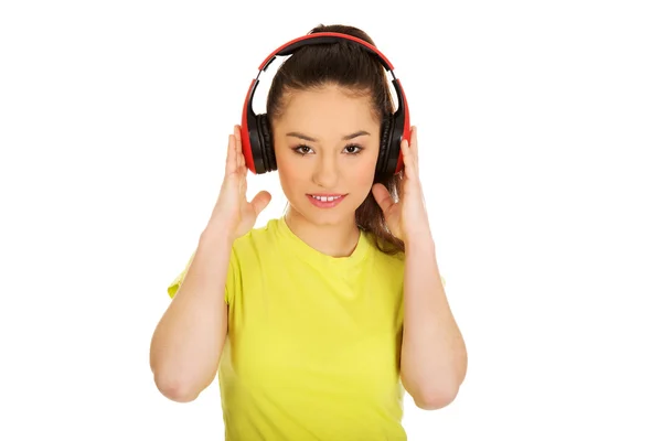 Jovem com fones de ouvido ouvindo música. — Fotografia de Stock