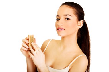 Tırnaklarını fırça ile temizlik kadın.