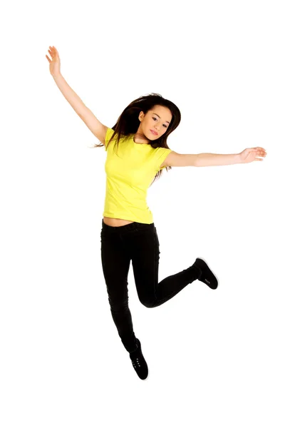 ジャンプ若いカジュアルな女性. — ストック写真
